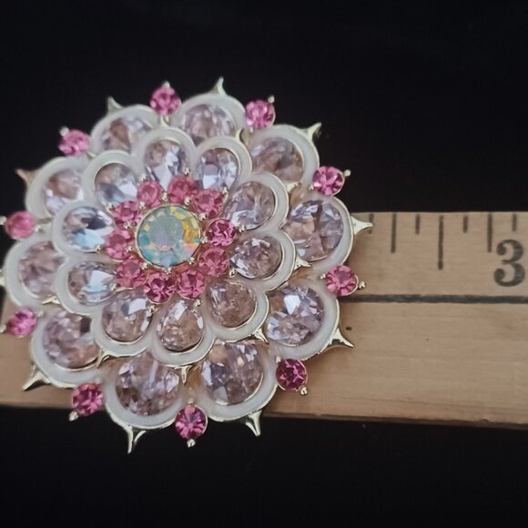 Sparkling Shades of PINK Brooch - Picture 4 of 4